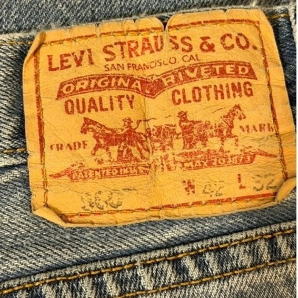 Vintage Levi's 560 Jeans Mens 42x32 Light Wash Comfort Fit Tapered Leg Denim